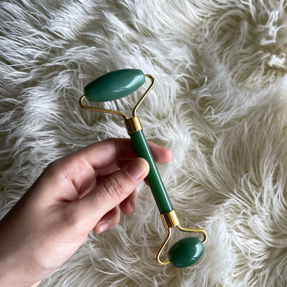 JADE FACIAL ROLLER FOR JAWLINE - Picture 8 of 9